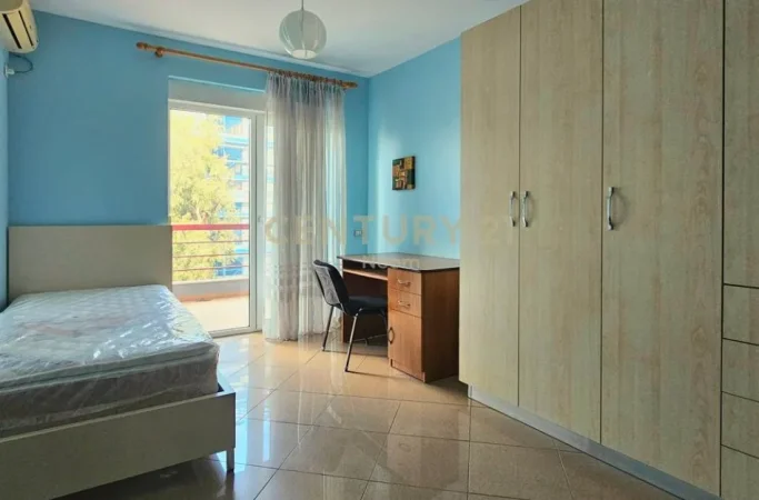 Tirane, jepet me qera apartament 2+1 Kati 4, 130 m² 800 € (Liqeni i Thate)