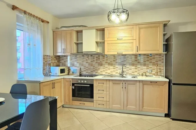 Tirane, jepet me qera apartament 2+1 Kati 4, 130 m² 800 € (Liqeni i Thate)