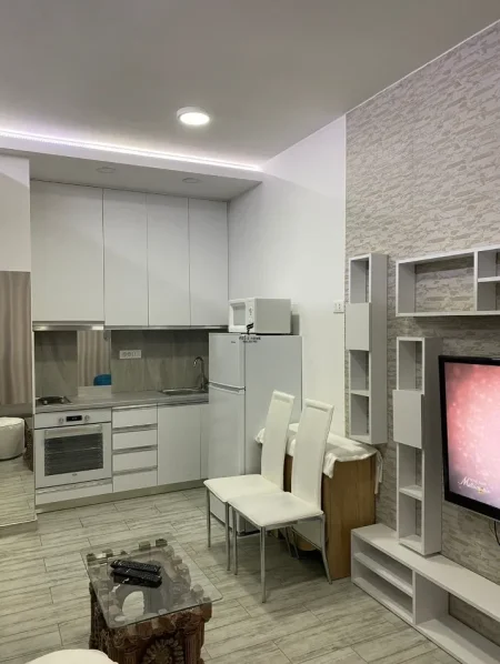 Tirane, jepet me qera apartament 1+1 Kati 2, 70 m² 650 € (KOMUNA E PARISIT)