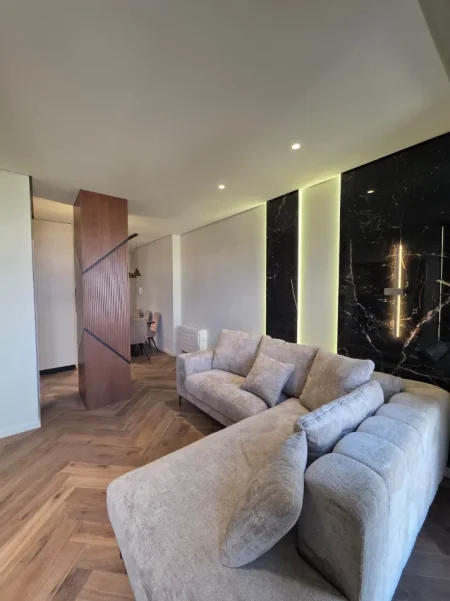 Tirane, jepet me qera apartament 2+1 Kati 6, 900 € (laprake)