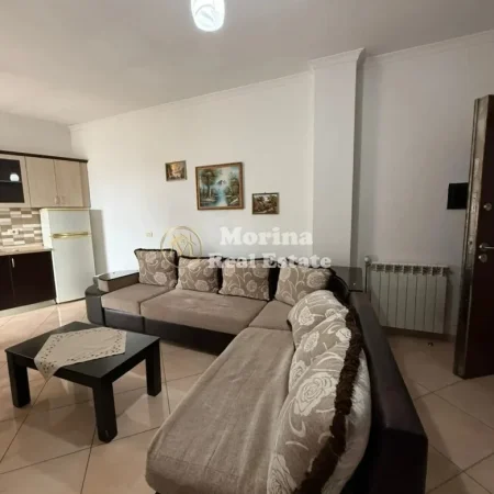 Tirane, jepet me qera apartament 1+1 Kati 5, 60 m² 400 € (Xhamlliku)