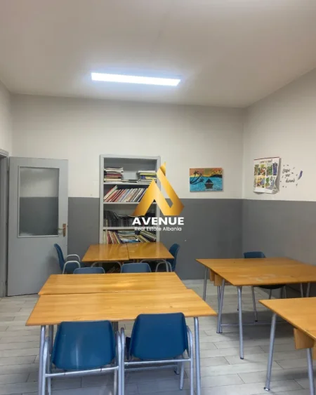 Tirane, jepet me qera ambjent biznesi Kati 3, 100 m² 850 € 