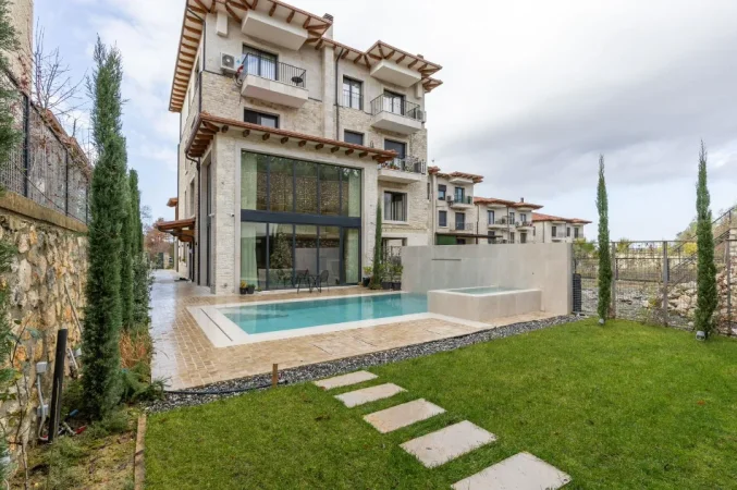 Tirane, shitet apartament duplex 3+1 Kati 0, 300 m² 800.000 € (Lunder)