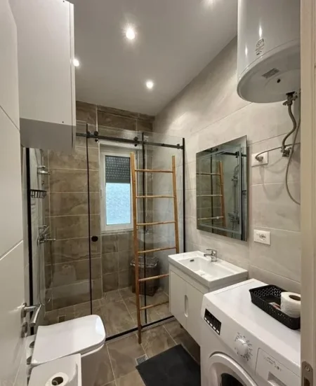 Tirane, jepet me qera apartament 1+1 Kati 4, 70 m² 650 € (Komuna e Parisit)