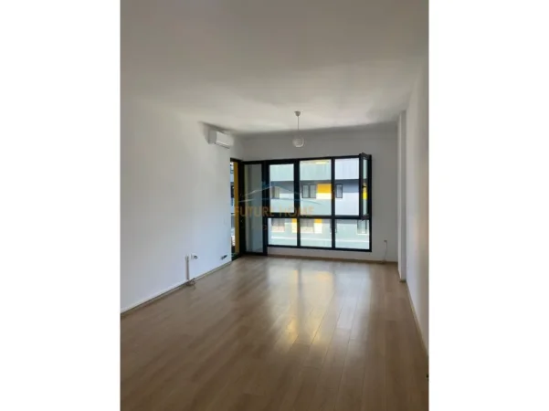 Tirane, jepet me qera zyre Kati 4, 75 m² 750 € (SQAURE 21 , Rruga Kavajes)