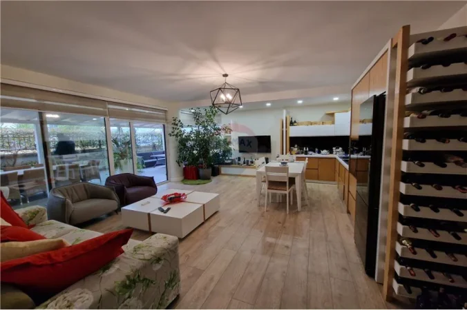 Vlore - Lungomare, shitet apartament 2+1+Ballkon Kati 1, 185 m² 290.000 € (Rruga Stefan Pano, Uji i Ftohte, Vlore)
