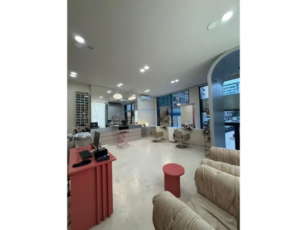 Tirane, shitet Biznesi Kati 0, 40,000 EURO , (SQUARE 21 , Rruga Kavajes)