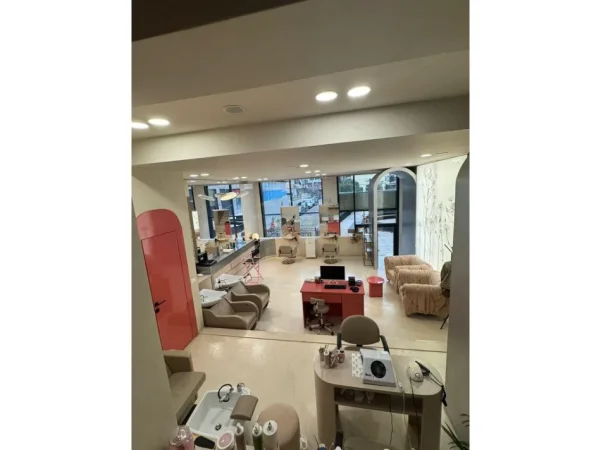 Tirane, shitet Biznesi Kati 0, 40,000 EURO , (SQUARE 21 , Rruga Kavajes)