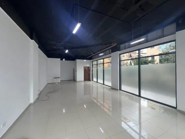 Tirane, jepet me qera ambjent biznesi Kati 0, 81 m² 81 € (Fresk)