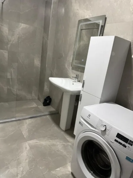 Tirane, jepet me qera apartament 2+1 Kati 5, 108 m² 650 € (Prane Globit)