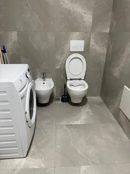 Tirane, jepet me qera apartament 2+1 Kati 5, 108 m² 650 € (Prane Globit)