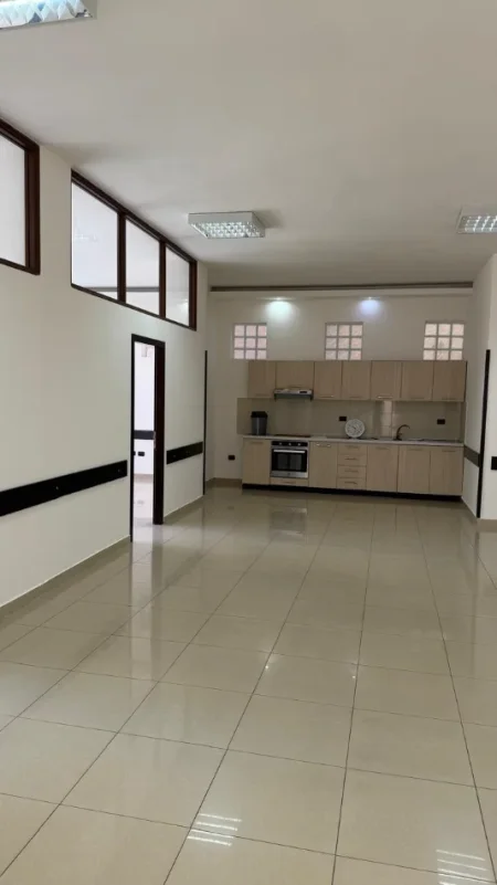 Durres, jepet me qera ambjent biznesi Kati 2, 172 m² 650 € (Rruga Mujo Ulqinaku)