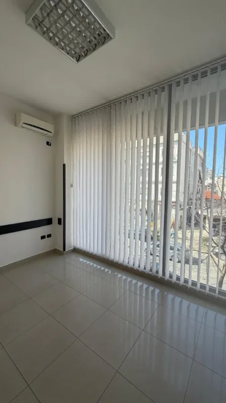 Durres, jepet me qera ambjent biznesi Kati 2, 172 m² 650 € (Rruga Mujo Ulqinaku)