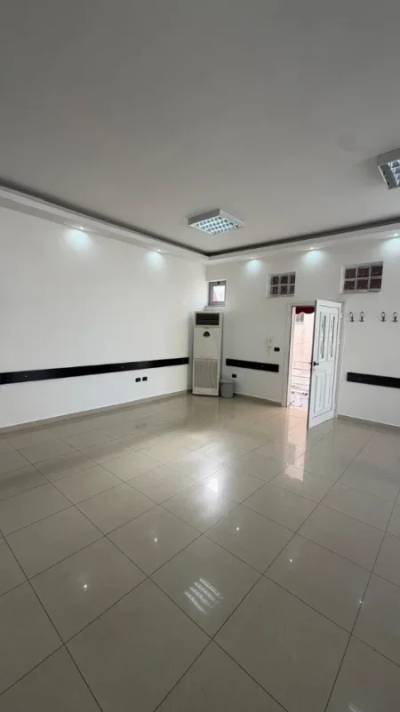 Durres, jepet me qera ambjent biznesi Kati 2, 172 m² 650 € (Rruga Mujo Ulqinaku)
