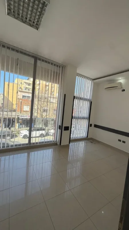 Durres, jepet me qera ambjent biznesi Kati 2, 172 m² 650 € (Rruga Mujo Ulqinaku)