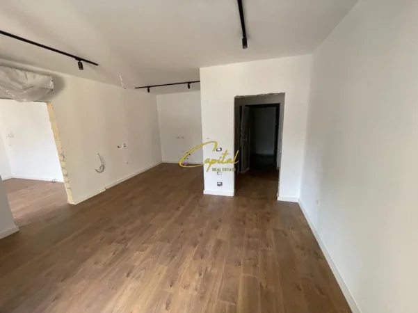 Tirane, jepet me qera zyre Kati 3, 67 m² 1.000 € (STADIUMI AIR ALBANIA)
