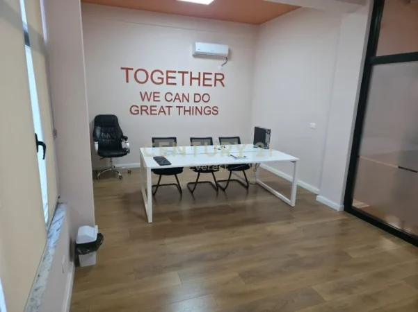 Tirane, jepet me qera zyre Kati 2, 200 m² 2.000 € 