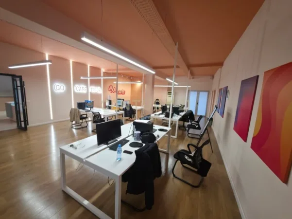 Tirane, jepet me qera zyre Kati 2, 200 m² 2.000 € 