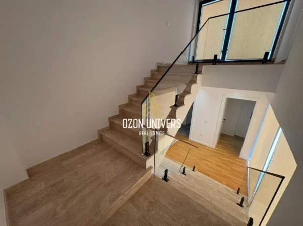 Tirane, jepet me qera Vile 2 Katshe Kati 0, 340 m² 3.300 € (Teg)