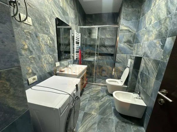 Tirane, jepet me qera apartament 2+1 Kati 8, 95 m² 580 € (unaza e re)