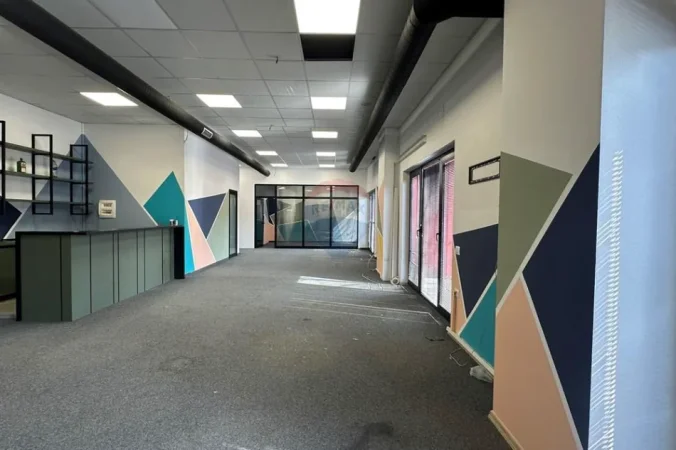 jepet me qera ambjent biznesi Kati 1, 200 m² 2.100 € (arlis)