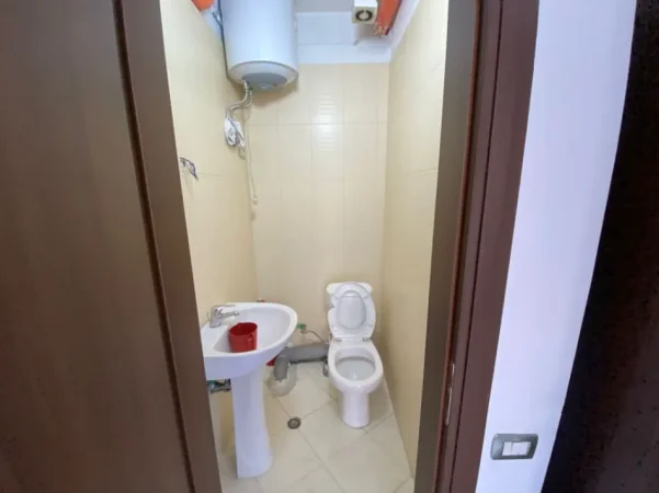 Tirane, jepet me qera ambjent biznesi Kati 1, 66 m² 700 € (Rruga Hoxha Tahsim)