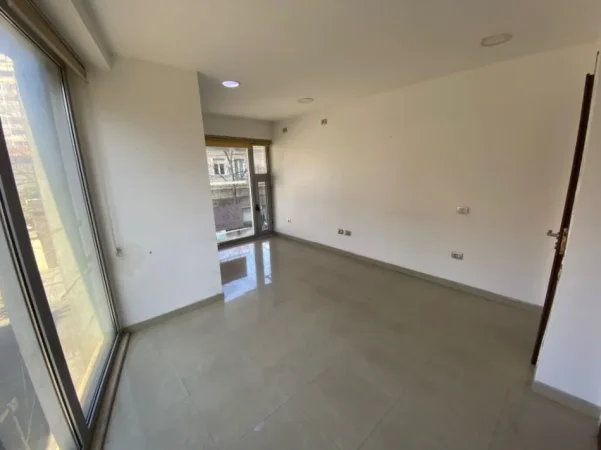Tirane, jepet me qera ambjent biznesi Kati 1, 66 m² 700 € (Rruga Hoxha Tahsim)