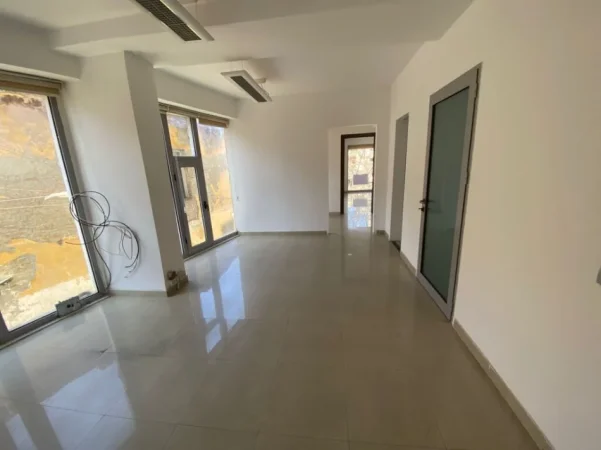 Tirane, jepet me qera ambjent biznesi Kati 1, 66 m² 700 € (Rruga Hoxha Tahsim)