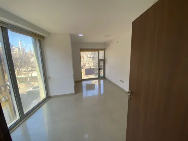 Tirane, jepet me qera ambjent biznesi Kati 1, 66 m² 700 € (Rruga Hoxha Tahsim)