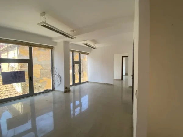 Tirane, jepet me qera ambjent biznesi Kati 1, 66 m² 700 € (Rruga Hoxha Tahsim)