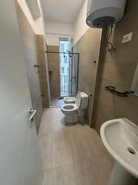Tirane, jepet me qera apartament 2+1 Kati 2, 400 € 