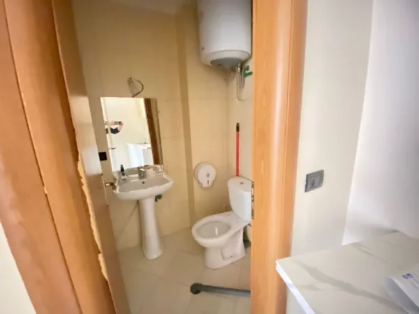 Tirane, jepet me qera zyre Kati 2, 35 m² 500 € (Rruga Hoxha Tahsim)