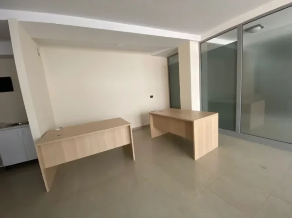 Tirane, jepet me qera zyre Kati 2, 35 m² 500 € (Rruga Hoxha Tahsim)
