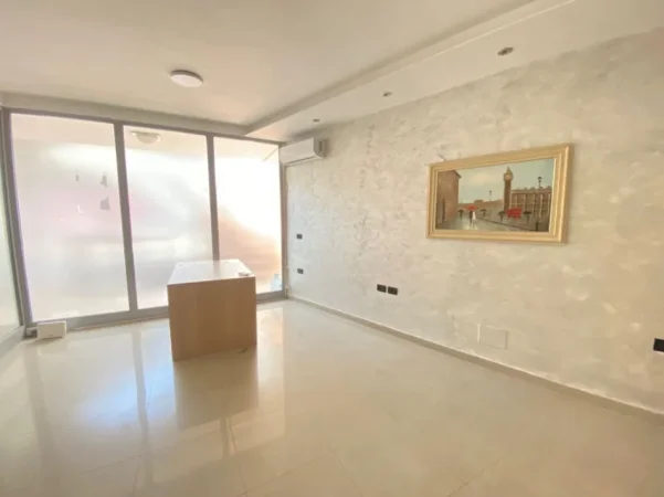 Tirane, jepet me qera zyre Kati 2, 35 m² 500 € (Rruga Hoxha Tahsim)