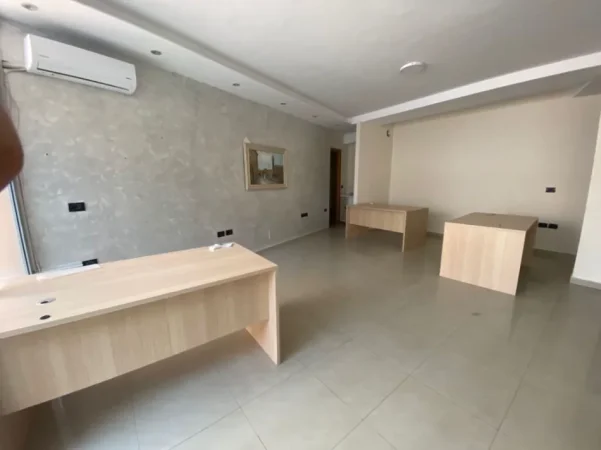 Tirane, jepet me qera zyre Kati 2, 35 m² 500 € (Rruga Hoxha Tahsim)