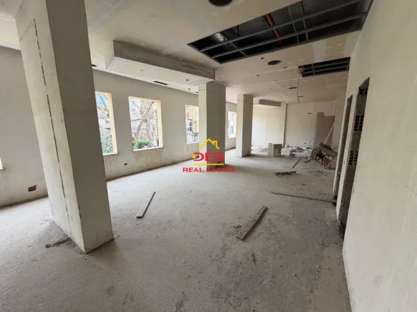 Vlore, jepet me qera ambjent biznesi Kati 2, 317 m² 1.800 € (Skelë)