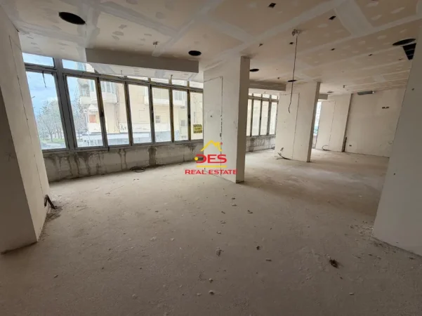 Vlore, jepet me qera ambjent biznesi Kati 2, 317 m² 1.800 € (Skelë)