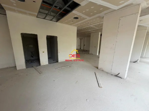 Vlore, jepet me qera ambjent biznesi Kati 2, 317 m² 1.800 € (Skelë)