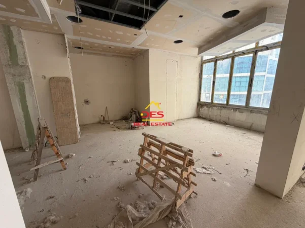 Vlore, jepet me qera ambjent biznesi Kati 2, 317 m² 1.800 € (Skelë)