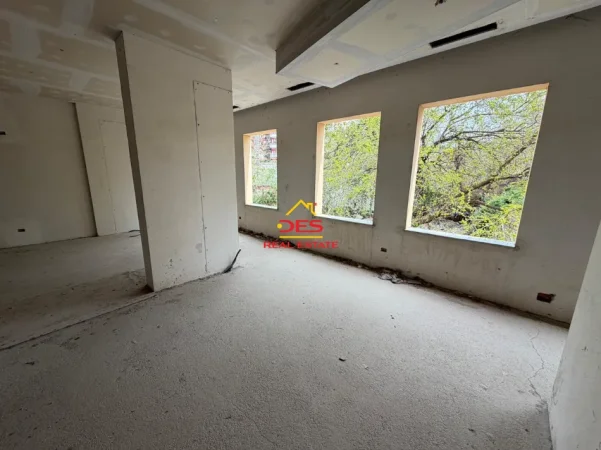 Vlore, jepet me qera ambjent biznesi Kati 2, 317 m² 1.800 € (Skelë)