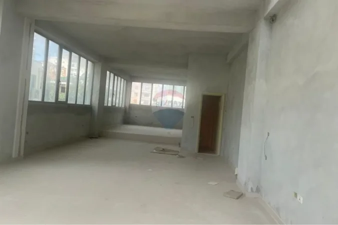 Vlore, shitet dyqan Kati 0, 130 m² (Rruga Hasan Kushta, Albano Romina, Vlorë)