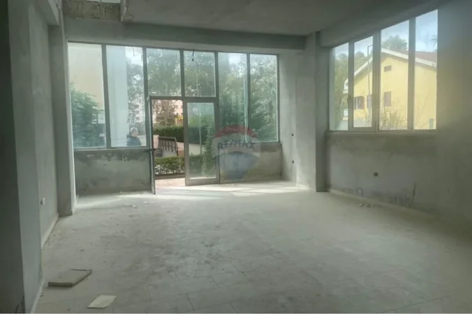 Vlore, shitet dyqan Kati 0, 130 m² (Rruga Hasan Kushta, Albano Romina, Vlorë)