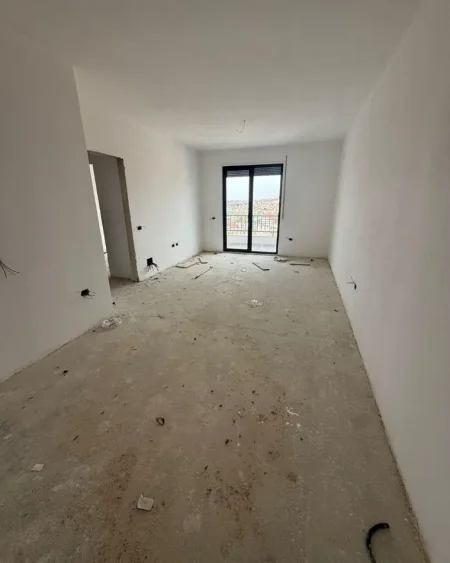 Tirane, shes apartament 1+1+Ballkon Kati 4, 73 m² 135.000 € (Rr. e Dibres, Komisariati 4)