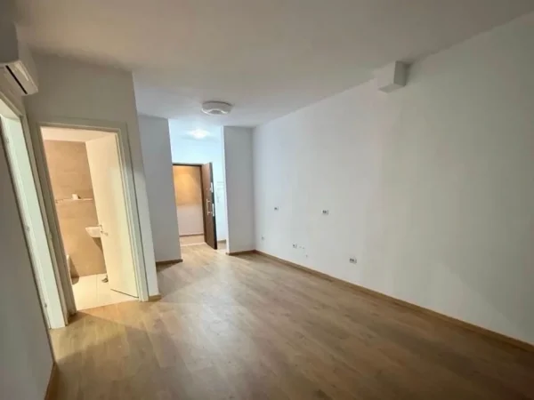 Tirane, jepet me qera zyre , 56 m² 550 € (SHKOLLA KUQE)