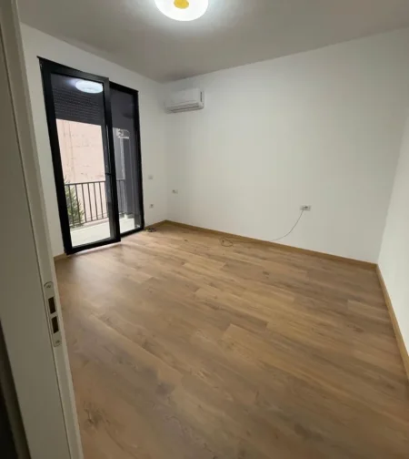 Tirane, jepet me qera zyre , 56 m² 550 € (SHKOLLA KUQE)