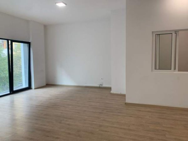Tirane, jepet me qera ambjent biznesi Kati 1, 87 m² 1.000 Euro (Rruga e Kavajes)