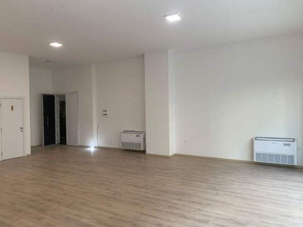 Tirane, jepet me qera ambjent biznesi Kati 1, 87 m² 1.000 Euro (Rruga e Kavajes)