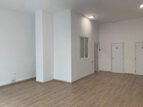 Tirane, jepet me qera ambjent biznesi Kati 1, 87 m² 1.000 Euro (Rruga e Kavajes)