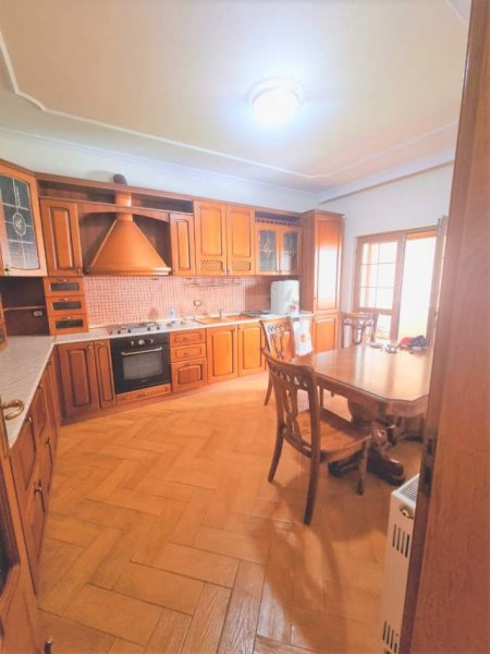 Tirane, shes apartament 3+1 165 m² Euro (Bllok)