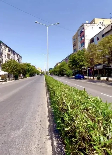 Tirane, jepet me qera dyqan 900 Euro (Kryqezimi i Myslym Shyrit)